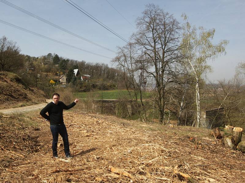 Plošina u nedokončené Hitlerovy dálnice, jak jí lidé z Ostopovic na Brněnsku přezdívají, je od čtvrtka vykácená.