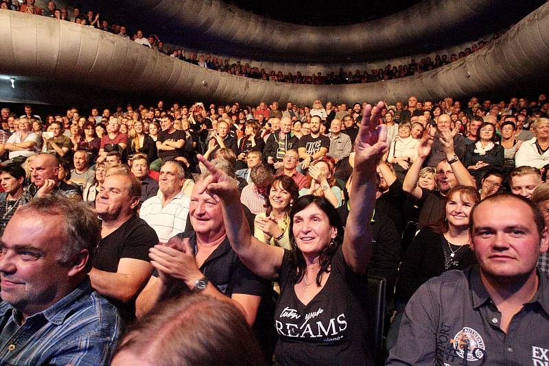 Anglickému glamrocku a hardrocku v podání legendární skupiny Slade patřilo ve čtvrtek večer brněnské Sono centrum. Skupina zahrála své největší hity včetně skladeb Far Far Away či My Oh My.