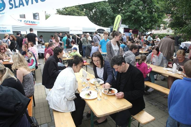 Na Burianově náměstí vařili kuchaři z šesti brněnských restaurací pochoutky z mořských plodů.