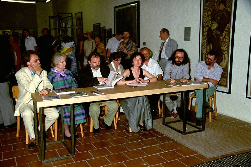 Rok 1994 výstava 15 pláten Slovanské epopeje v Minoritkirchen Rakousko. První zleva John Mucha, první zprava Pavel Kobylka, třetí zprava ředitel Galerie Praha Fatka při vernisáži