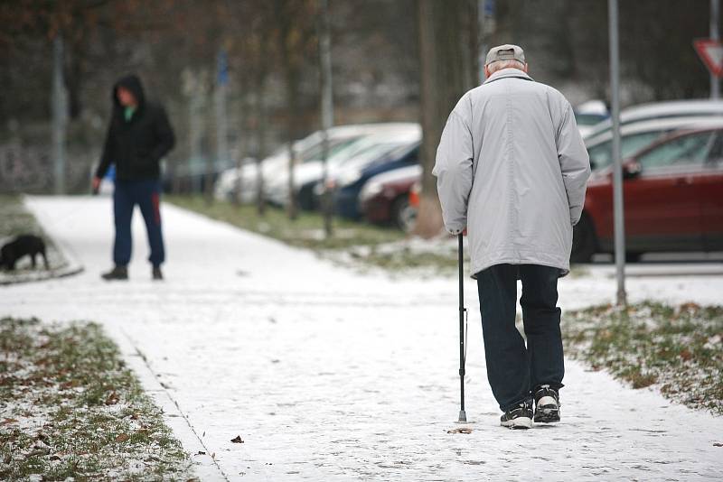 Sněžení zaměstnalo v noci na neděli silničáře v Brně a okolí. Na své trasy vyjížděli od osmi večer až do šesti ráno.