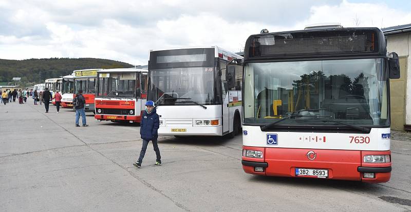 Výstava brněnského technického muzea lákala na přehlídku historických hasičských vozů, vojenských aut i starých autobusů.