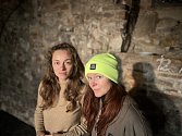 Herečky Yuliia Yabletska (vlevo) a Kateřina Liďáková, které diváci uvidí v nové premiéře divadla Kam jdeš?