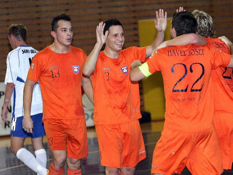 Prvoligové futsalové derby: Tango (v oranžovém) vs. Helas