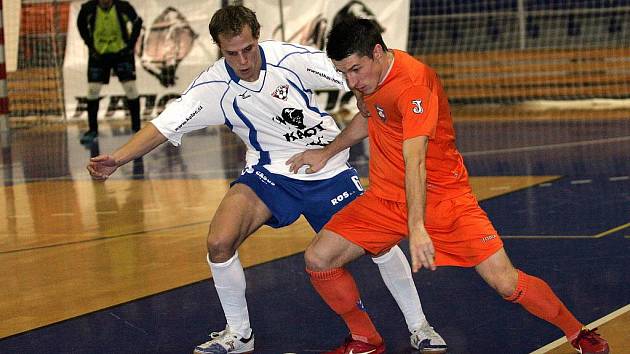 Prvoligové futsalové derby: Tango (v oranžovém) vs. Helas