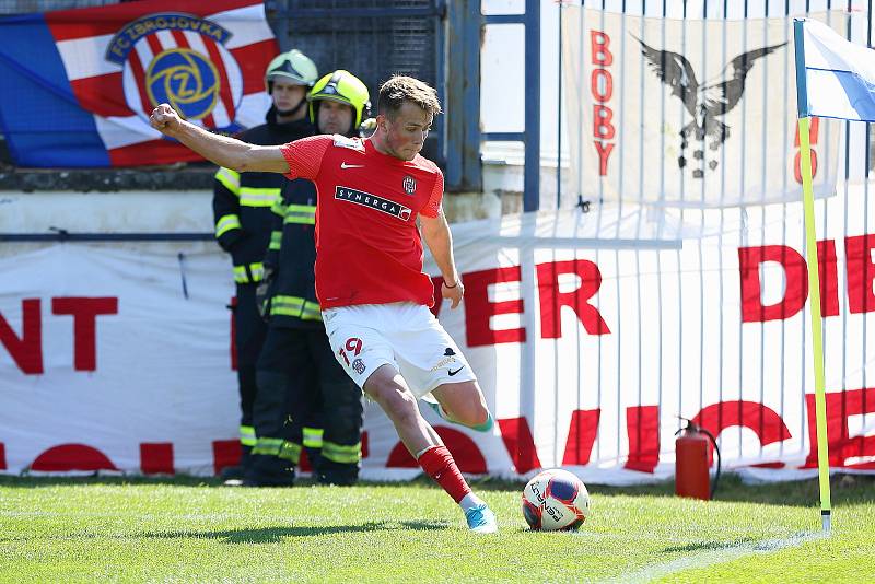 Fotbalisté Vyškova (v bílém) prohráli s vedoucí Zbrojovkou Brno na svém stadionu v Drnovicích 0:2.