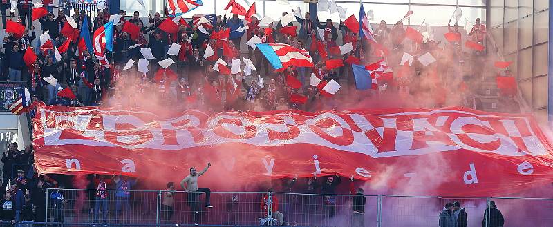 Fotbalisté Vyškova (v bílém) prohráli s vedoucí Zbrojovkou Brno na svém stadionu v Drnovicích 0:2.