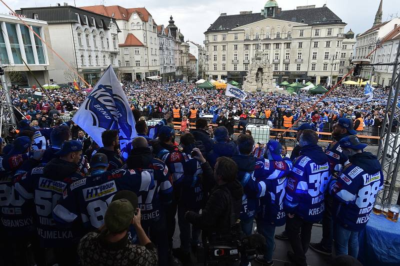 Hokejisté brněnské Komety si vychutnali oslavy titulu na pódiu. Hvězdy týmu pak rozdávaly lidem autogramy.