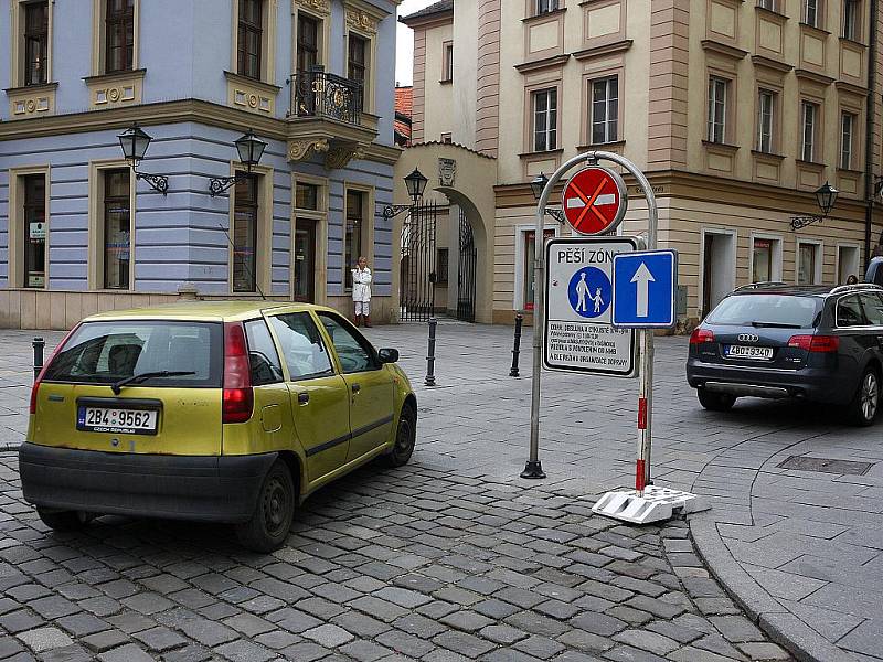 Podemletá silnice uzavřela Biskupskou ulici.