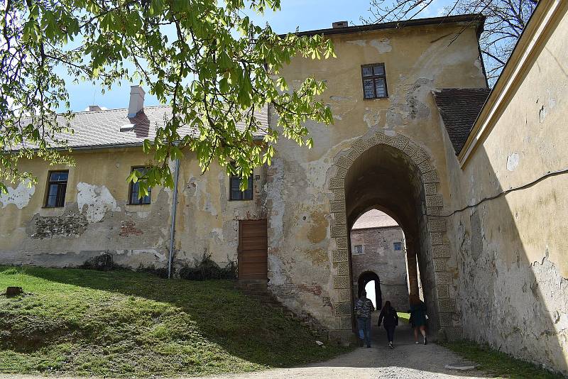 Autem, na motorce, na kole, pěšky nebo parníkem. Počasí je nádherné. Slunečné a přímo vybízí k výletu. Hrad Veveří nad Brněnskou přehradou měl v sobotu po více než půl roce otevřeno a přivítal první turisty.