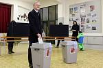 Premiér Petr Fiala přišel volit ve druhém kole prezidentských voleb v pátek po třetí hodině odpoledne. Svůj hlas odevzdal v Masarykově základní škole v Zemědělské ulici v Brně.