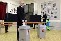 Premiér Petr Fiala přišel volit ve druhém kole prezidentských voleb v pátek po třetí hodině odpoledne. Svůj hlas odevzdal v Masarykově základní škole v Zemědělské ulici v Brně.