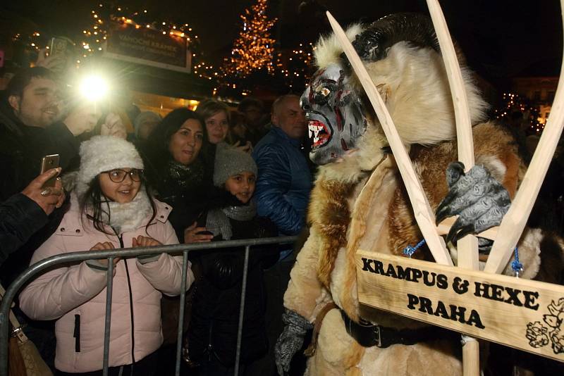 Pochod čertů Krampusáků na brněnském Zelném trhu.