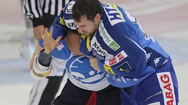 Jakub Koreis a Michal Dvořák si shodili rukavice a helmy a pustili se do bitky přímo na ledě.