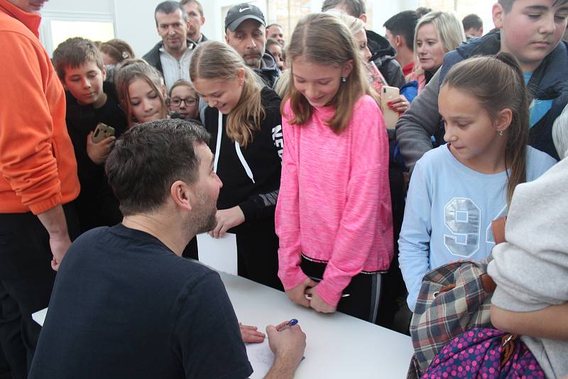 Nejrůznější druhy sportu, které se hrají ve stoje, vsedě i vleže, si mohli vyzkoušet návštěvníci festivalu Life! na brněnském výstavišti.