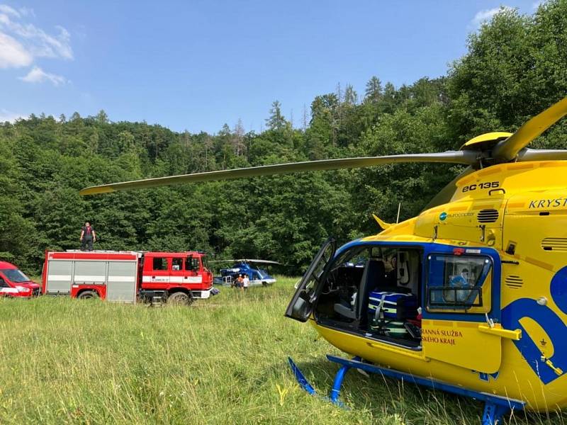 Velké štěstí měl ve středu mladý muž nedaleko Hostěnic na Brněnsku. V těžce přístupném terénu na něj spadl strom, do nemocnice jej přepravil vrtulník.