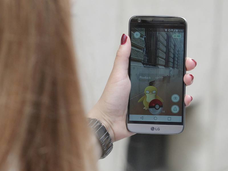 Animované postavičky takzvaných Pokémonů hledají v ulicích i Brňané. Hráči, kteří propadli populární mobilní aplikaci, se vydali na první společné chytání. 