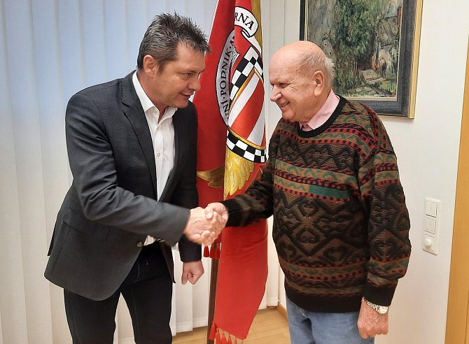 Dlouholetý řidič brněnského dopravního podniku Horymír Dobiáš s generálním ředitelem Milošem Havránkem.
