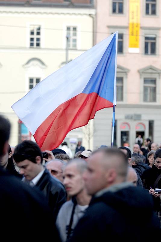 Asi dvě stovky lidí protestovaly na náměstí Svobody v Brně proti vládě a prezidentovi. Na pódiu řečníci vyjmenovávali nedostatky vedení státu a žádali demisi ministrů.