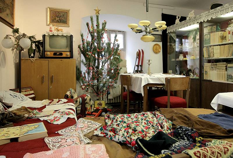 Výstava nazvaná Když ježíšek zestárnul ukazovala v Regionálním muzeu města Žďár nad Sázavou vánoce tak, jak vypadaly v padesátých a šedesátých letech. Snímky zo roku 2015.
