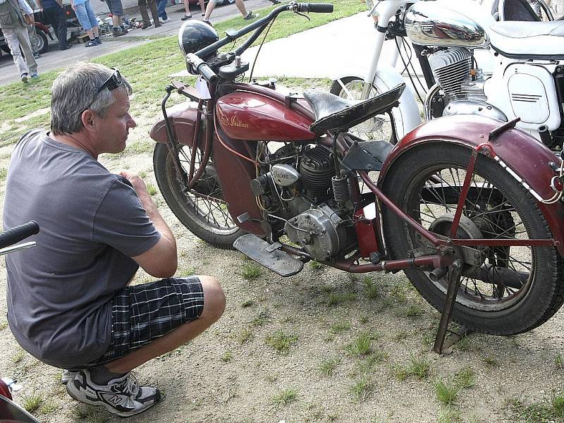 Zábava hlavně pro kluky. A to jak malé, tak i ty odrostlejší. Tak se dá jednoduše popsat burza náhradních dílů do motocyklových a automobilových veteránů, která v sobotu zavítala do Zbýšova na Brněnsku.