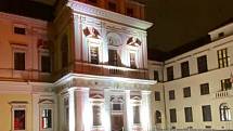 Ve středu 16. února se rozzářily významné budovy napříč republikou sokolskými barvami u příležitosti 160 let od založení organizace. Na snímku je pražský Tyršův dům.