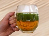 Netradiční zelené pivo ochutnají Brňané ve čtvrtek. Létající pivovar Netopýrka nabídne jejich pivo s japonským matcha čajem.