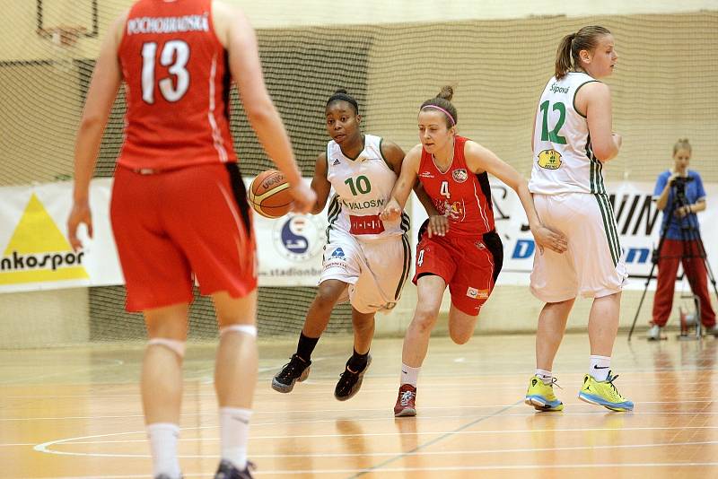 Basketbalistky Valosunu v rozhodujícím pátém utkání série o bronzové medaile prohrály s Hradcem Králové 57:69.