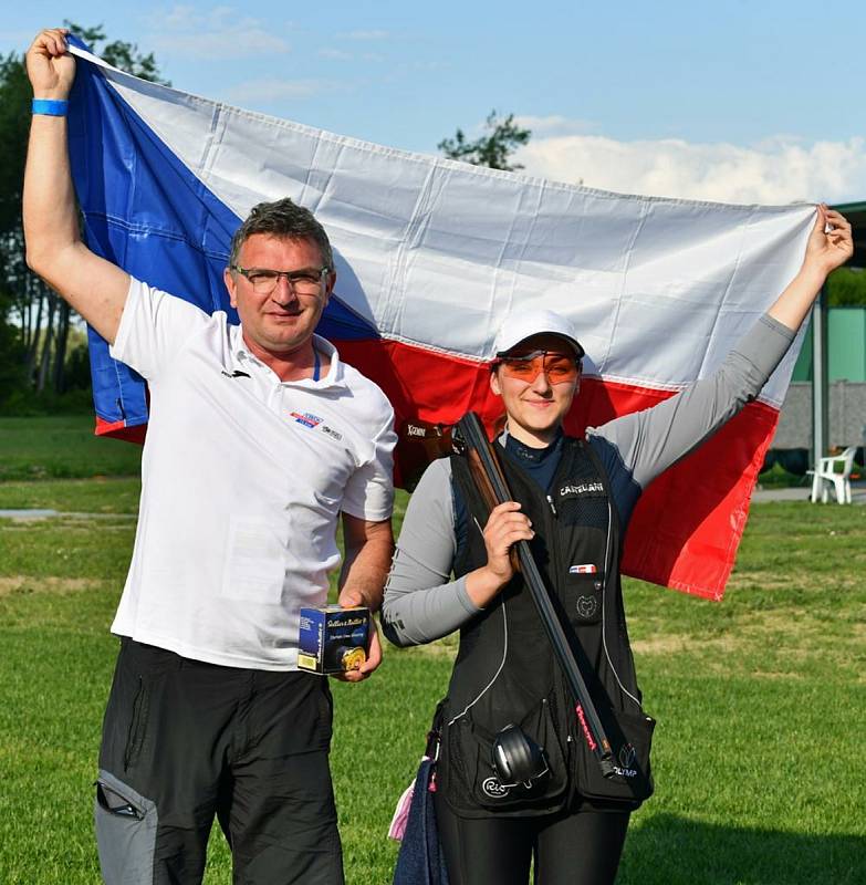 Střelkyně Zina Hrdličková získala mezi juniorkami bronz na mistrovství Evropy.