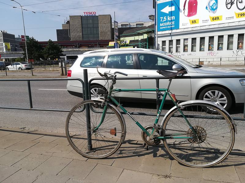 Nepojízdných kol přivázaných k zábradlí i značkám v brněnských ulicích ubývá. Od začátku srpna, kdy s jejich likvidací zaměstnanci Brněnských komunikací začali, zmizely čtyři. Masivního odstraňování pojízdných kol se cyklisté prý bát nemusí.