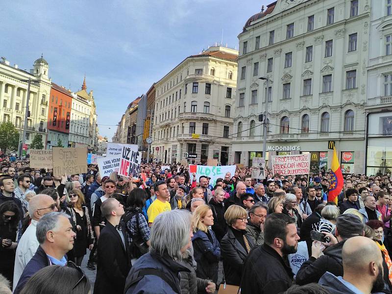 Demonstrace na náměstí Svobody v Brně. Lidé přišli vyjádřit nesouhlas s chováním a jednáním prezidenta Miloše Zemana i ministra financí Andreje Babiše.