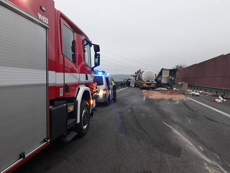 Páteční nehoda kamionů uzavřela dálnici D1 ve směru na Brno.
