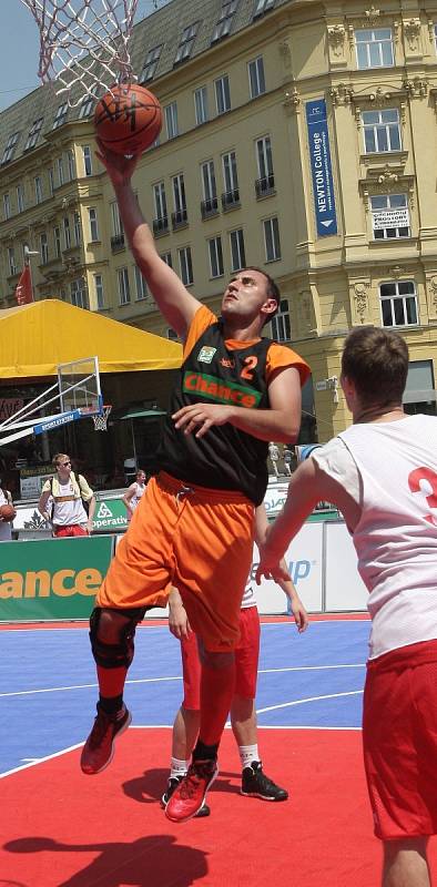 Letní šestidílný seriál basketbalové disciplíny tři na tři zavítal v sobotu také na brněnské náměstí Svobody. 