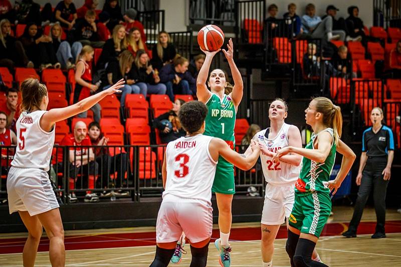 Basketbalistka Rebecca Aklová (v zeleném) hájí barvy brněnského Králova Pole.