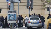 Anonym v úterý dopoledne nahlásil bombu na brněnském autobusovém nádraží Zvonařka. Policisté místo vyklidili, částečně uzavřeli i blízkou Galerii Vaňkovka. Žádnou bombu ale nenašli.