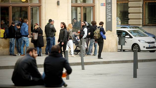 Pohled na Jakubské náměstí v Brně. Přes léto je zde živo dlouho do noci, což vadí místním obyvatelům.