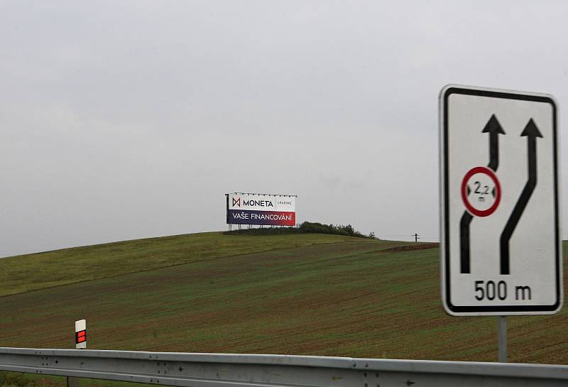 Billboardy na dálnici D52.