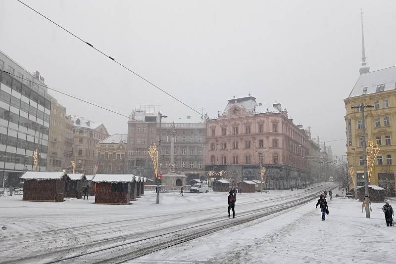 Centrum Brna zasypal sníh. Na snímku náměstí Svobody.