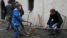 Lidé mleli obilí jako v pravěku. Na Špilberku slavili den archeologie. Děti si zkusily také hledat kovy.