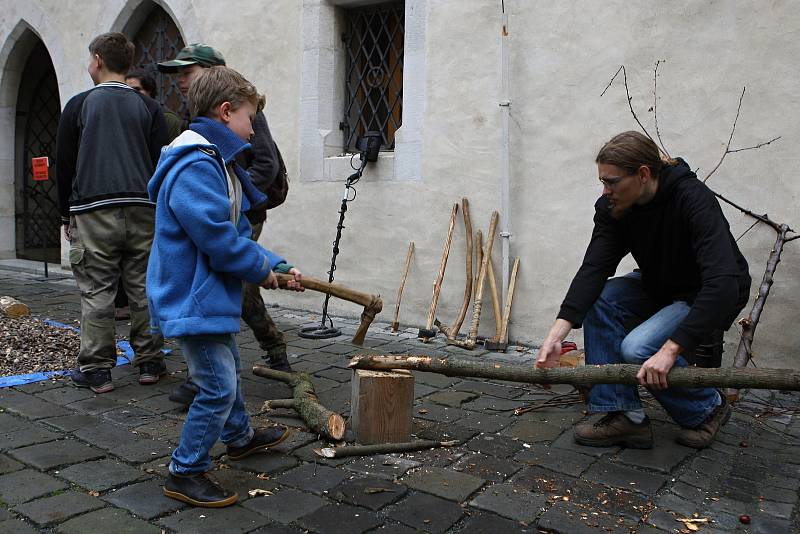 Lidé mleli obilí jako v pravěku. Na Špilberku slavili den archeologie. Děti si zkusily také hledat kovy.