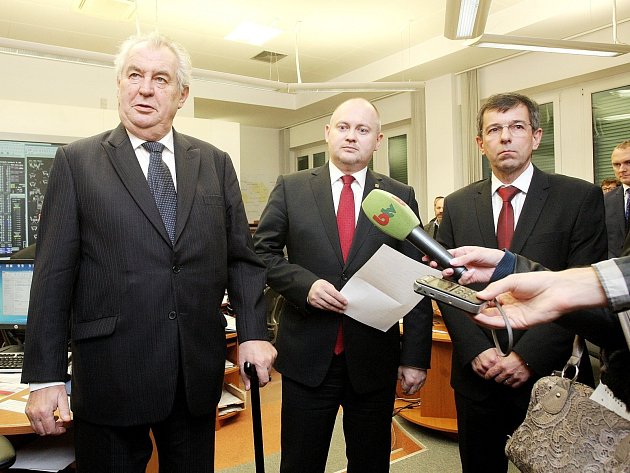 Prezident Miloš Zeman společně s hejtmanem Jihomoravského kraje Michalem Haškem na zasedání krizového štábu.