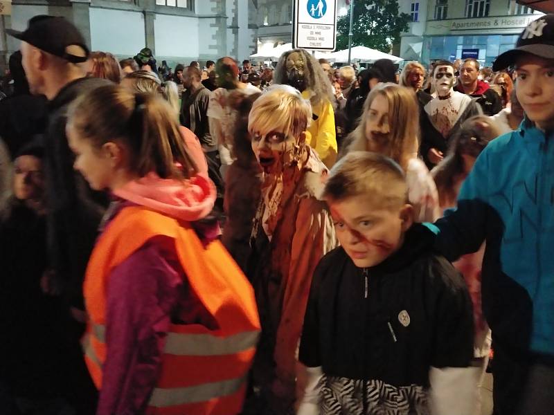 Brnem se prošly desítky děsivých zombie. Další ročník Zombie Walk Brno přilákal i stovky pozorovatelů v ulicích města.