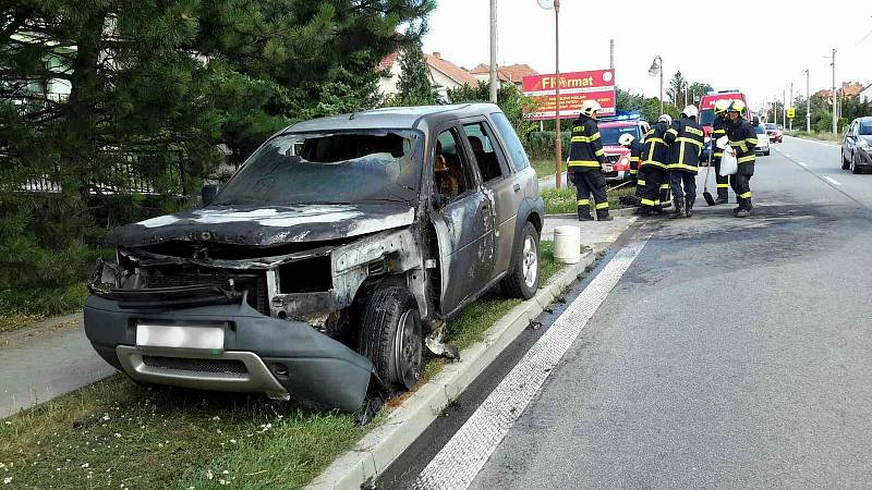 Hasiči likvidovali v sobotu odpoledne požár osobního auta v Čebíně na Brněnsku.