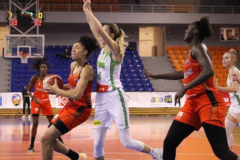 Basketbalistky Králova Pole (v bílém) prohrály s favorizovaným celkem Villeneuve 45:71.