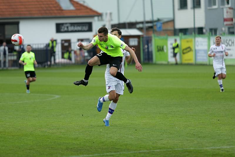 Líšeňští fotbalisté (v bílém) porazili v utkání 27. kola FORTUNA:NÁRODNÍ LIGY na domácím hřišti Prostějov 2:0.