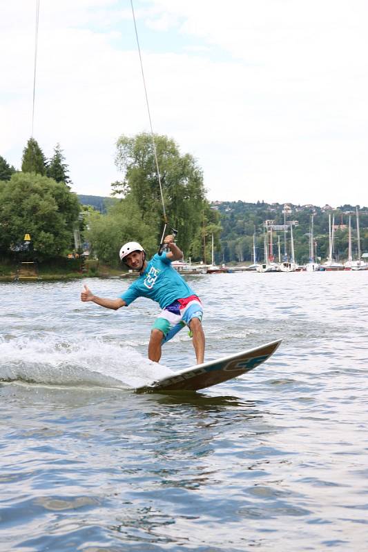 Na přehradě testují vlek pro vodní lyžování a wakeboarding.
