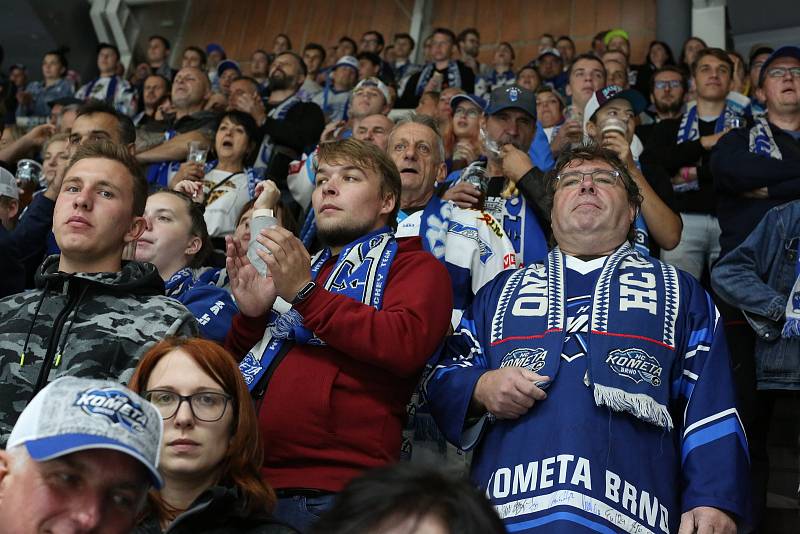 Momentky z úvodního utkání extraligové sezony mezi Kometou Brno (modrobílé dresy) a Karlovými Vary.