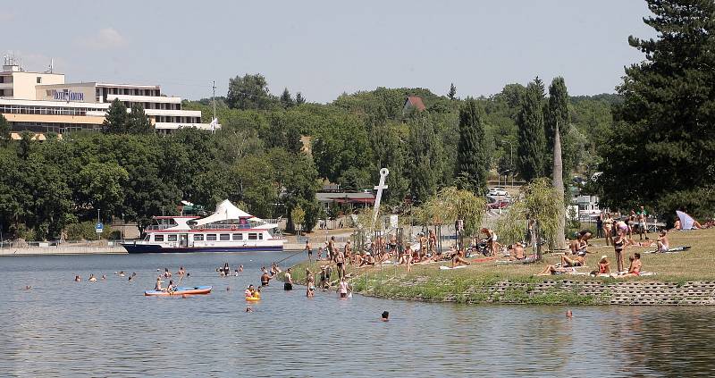 V úmorných vedrech lidé zaplnili břehy Brněnské přehrady. Sucho její vodě paradoxně svědčí. Sinice se tam nemnoží.