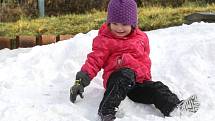 Děti si po vánočních svátcích užily alespoň jednu hromadu zmrzlého sněhu.