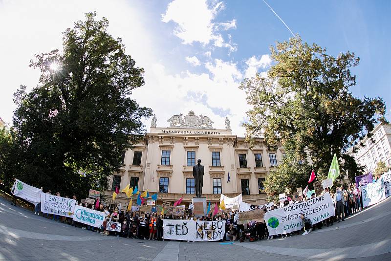 Brněnští studenti sdružení kolem klimatického hnutí Fridays for Future demonstrovali za udržitelný rozvoj planety v centru Brna. K nim se přidala řada lidí, která sdílí obavy z klimatických změn a ekologických katastrof.